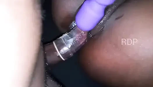 18-летняя крошка Tin, я массажирую ее мокрую текущую киску, которые дают мне счастливое окончание