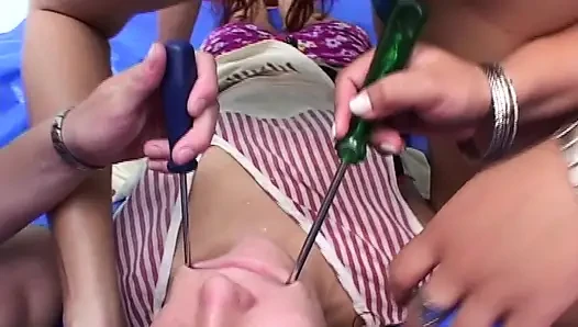 Piss Dreifache mädchen Liter pisse schlucken