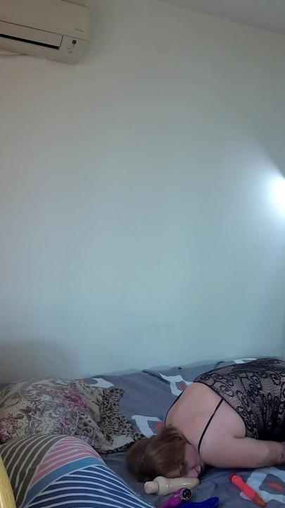 Hot mature masturbate with several dildos pushing them deep in her cunt