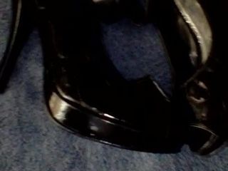 Scopando il bellissimo lavoro di scarpe con i tacchi di mia sorella 2