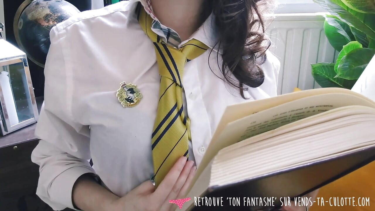Vends-ta-culotte - jovem e bonita estudante francesa fica com tesão enquanto lê um livro e acaba se masturbando até o orgasmo