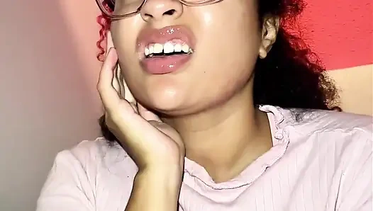 Halka açık banyoda gazlı kız onu tutmaya çalışıyor ama yüksek sesle osuruyor