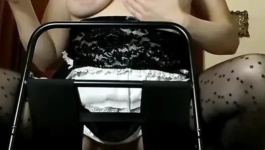 Amatör sürtük hizmetçi yarak üzerinde zıplıyor, göğüslerine boşalıyor