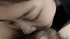 Schattig Aziatisch meisje dat een pijpbeurt uitprobeert voor een grote dikke pik