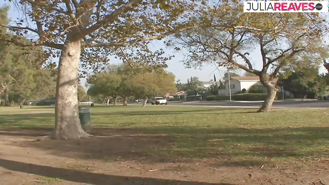 בחורה רזה מקבלת כוס קרוע לגזרים על ידי זין מפלצתי