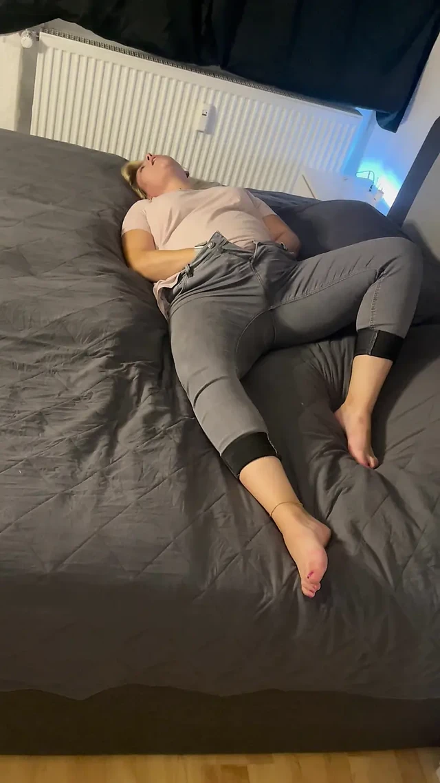 Blonde bitch bed horny wet hot wet tight pussy masturbates to climax satisfyer clit rubbing fingers trembling twitching moaning