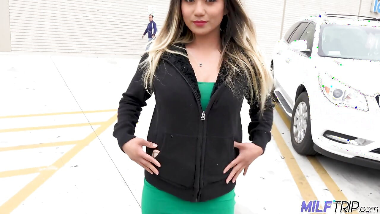 Азіатська мілфа Лана Вайолет залишається збудженою цілий день