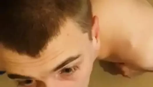 genç çocuk berbat horoz
