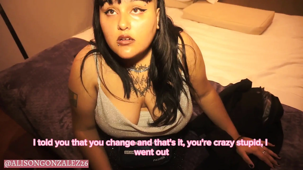 我的男朋友像对待妓女一样对待我，因为我想和我的朋友 Alisongonzalez26