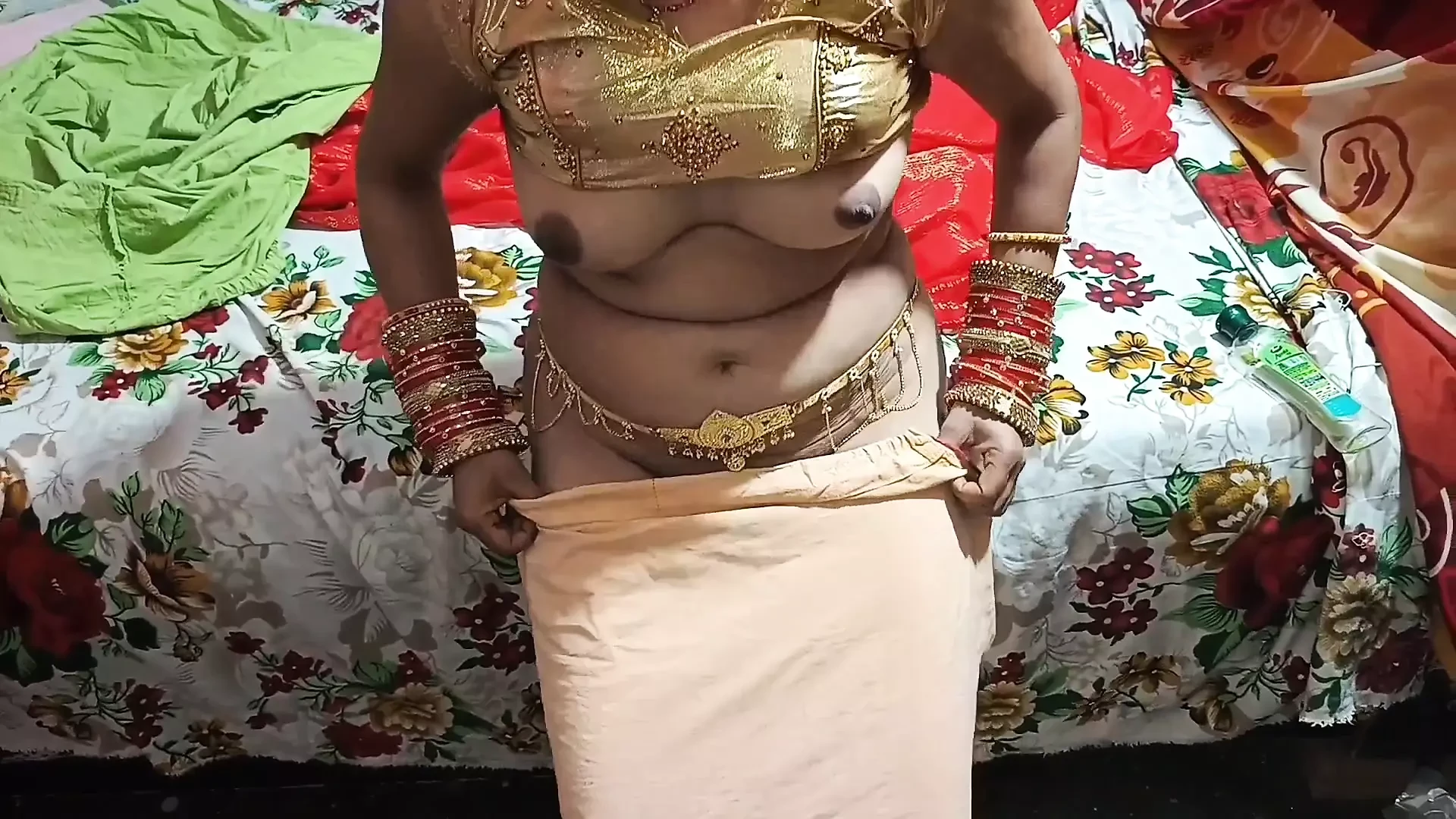 Soție indiană din sat în dormitor futând o pizdă strâmtă cu fratele vitreg