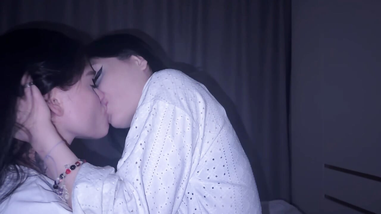 Дика добірка оргазмів і лесбійських поцілунків