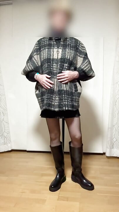 Secretary in Miniskirt Releases Pressure Before Going Out