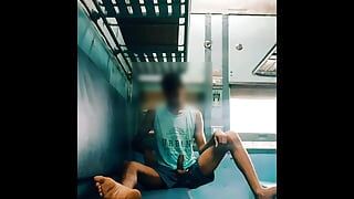 ट्रेन सेक्सी नग्न समलैंगिक लड़के को प्यार चाहिए वीर्य निकालना