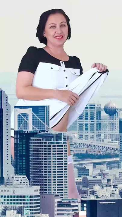 Wow! Gigantyczna dama bez majtek spaceruje po mieście. Jest tak wysoka jak King Kong! Niesamowity pokaz gigantki! 2