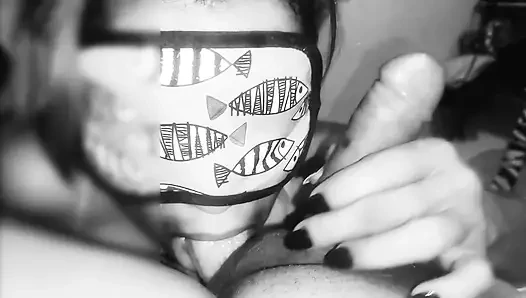 Tante seksi yang lagi asik nyepong kontol sampai luluh.