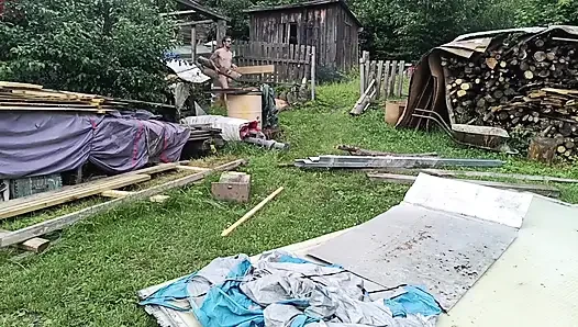 Bahçede çıplak: havuzda kirli kovalayış