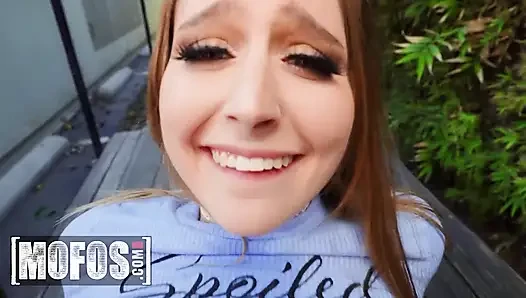Mofos - seksi Laney Grey Charles'a açık havada sert binerek plansız bir duraktan en iyi şekilde kurtuluyor
