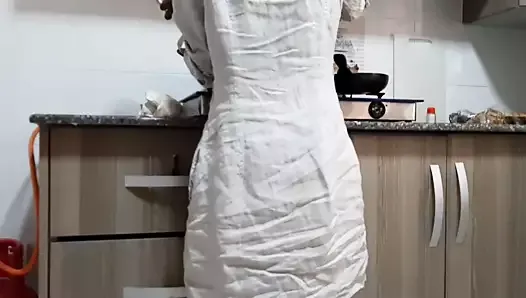 Housemaid gets orgasm while cooking
