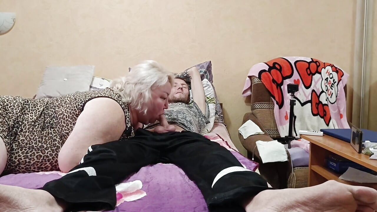 Ibu tiri nyepong kontol sampai dicrot di mulut dan telan sperma