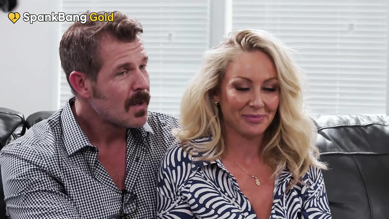 打屁股黄金 - 堆积的熟女Sadie Summers被继子的大鸡巴免费使用