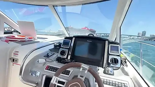 Kelsi Monroe ve Kira Perez ile açık sularda vahşi yat üçlü seksi