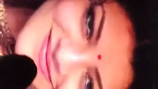 kajal'ın seksi yüzüne cumming