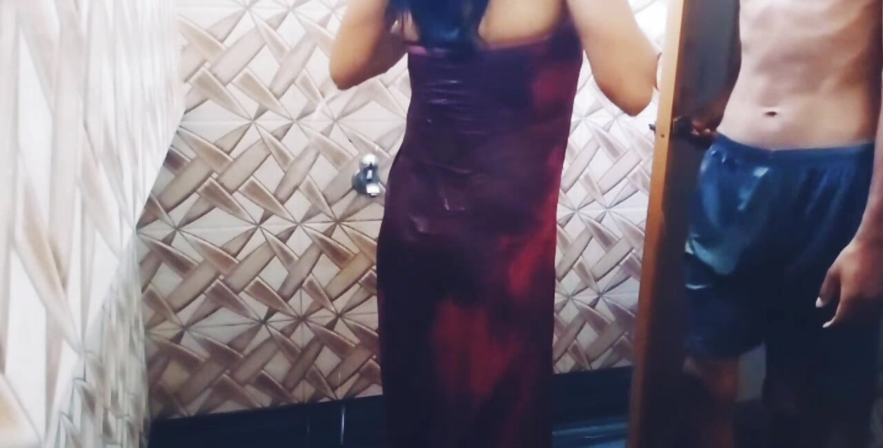 Vollbusiges bhabi zeigt mir ihre perfekte muschi und lässt mich ihre muschi in der dusche von ihrem jungen devar ficken