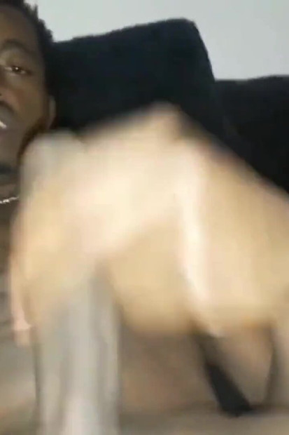 Nata4sex在沙发上抚摸我的大黑屌