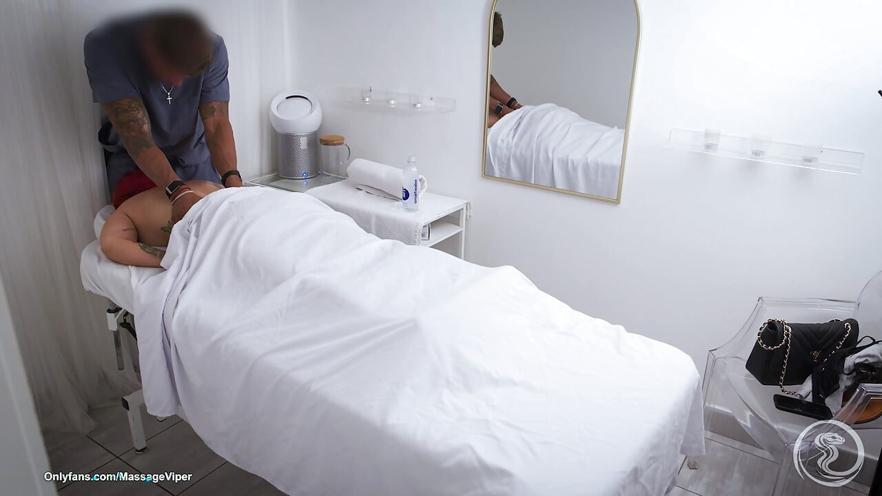 Cliente tetona abre las piernas en la mesa de masaje 69, sentada en la cara, estilo perrito y corrida facial