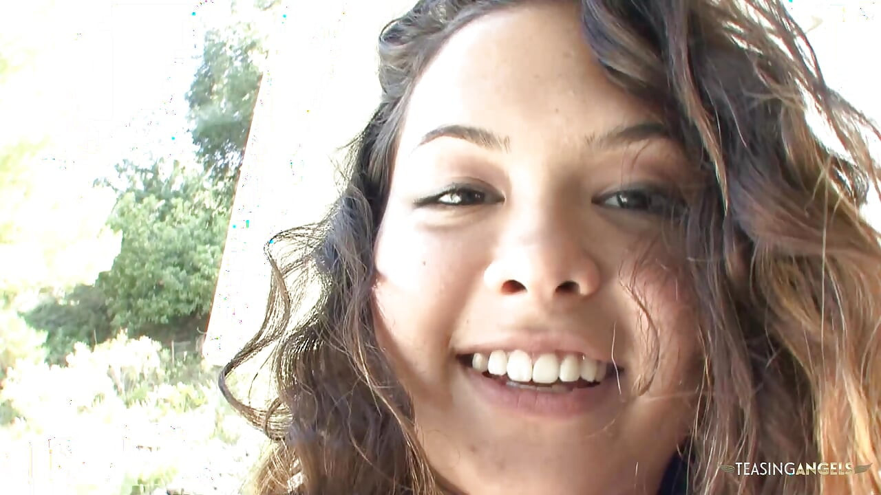 Gata com linhas bronzeadas cavalga um pau duro depois de ser fodida no rosto