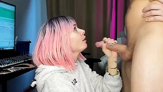 Он разорвал мои штаны в пижаме и трахнул меня раком, пока мы смотрели порно