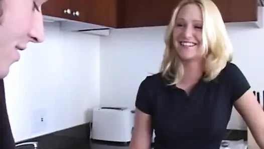 Alexis malone ngentot di dapur dengan toket kecilnya