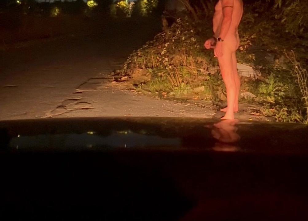 Wanking n coming naked in road