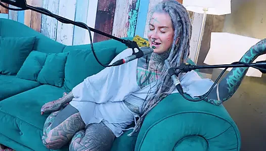 Aku berbicara tentang Z - zeal - ASMR podcast SFW berbicara dengan gadis gothic kurus model tato gimbal bertato