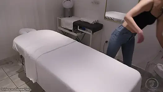 Klient wechselt die rollen und wird zur masseuse!