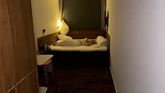 Sikişmeden önce otel odası tatmini kendisi alıyor ve beni ereksiyona sokuyor
