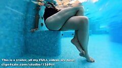 Masturbazione in acqua nella vasca idromassaggio e orgasmo a gambe incrociate in piscina pubblica
