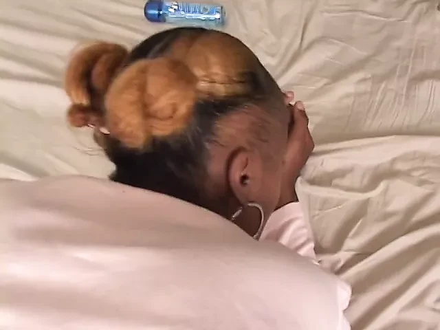 Gadis kulit hitam pengisap kontol kecil dengan rambut pirang dipoles dengan kenop hitam besar dalam gaya pov