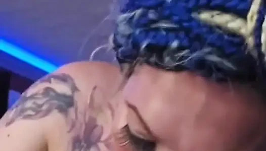 Шлюховатая свингерша сосет хуй в клубе