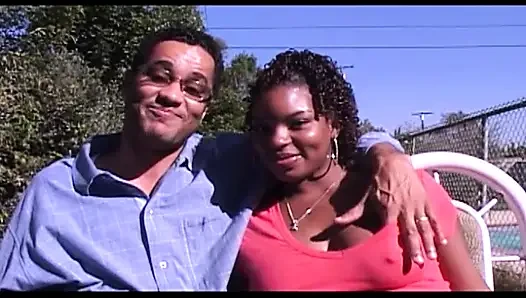Zenci amcık için siyah ve beyaz ırklararası üçlü grup seks