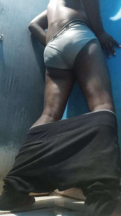 Aku lagi asik ngentot memek aduhai boneka di kamar mandi