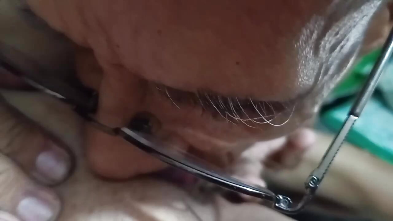 Comiendo su hermoso coño