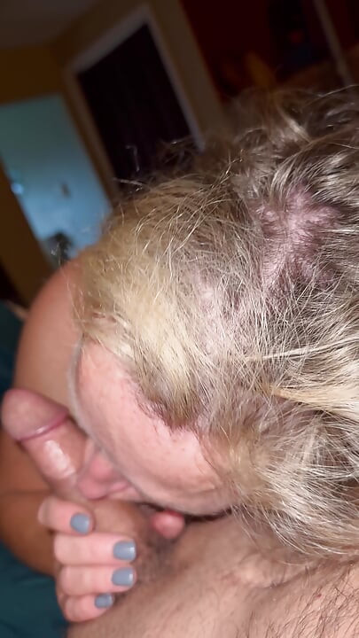 Oral milf rubia, pecas, ojos verdes chupa papi