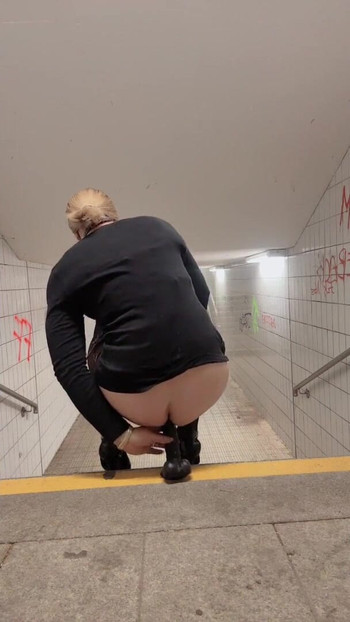 Epski trenutak iz "Sissy jaše dildo vani"