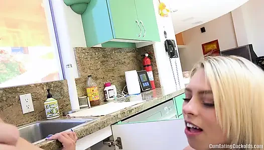 Zoe clark lässt ihren cuckold schwanz lutschen