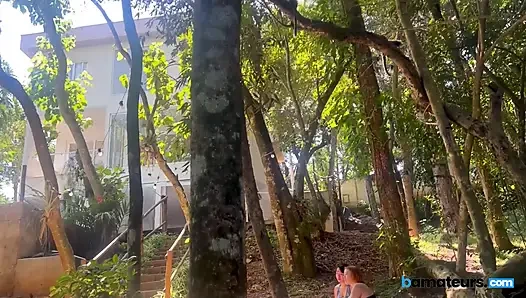 Вуайерист застукал двух возбужденных домохозяек, занимаающихся йогой в лесу в bAmateurs