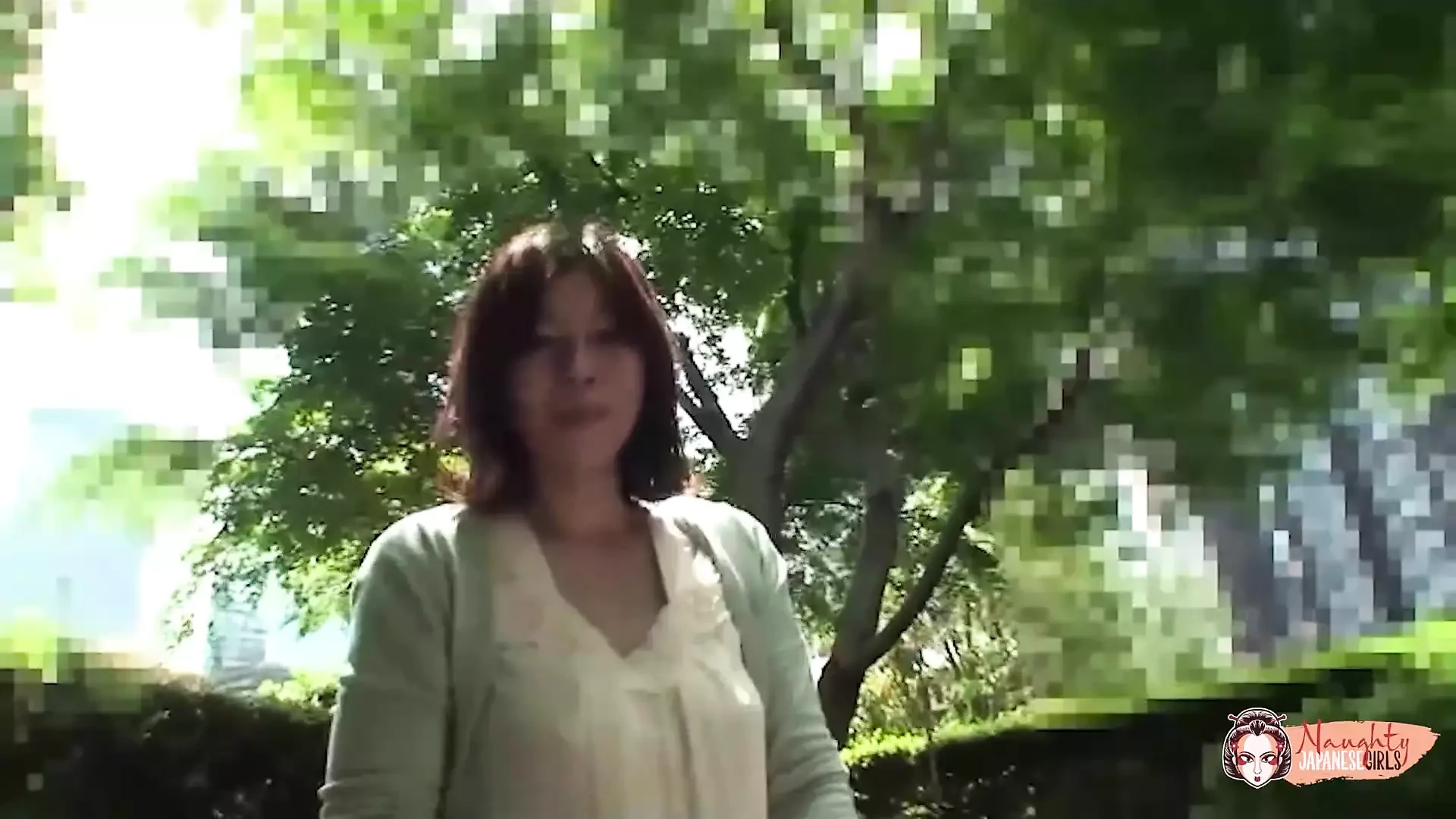 Vibrador em seu grande clitóris e foda peituda ficam essa boceta milfs deslizando molhada