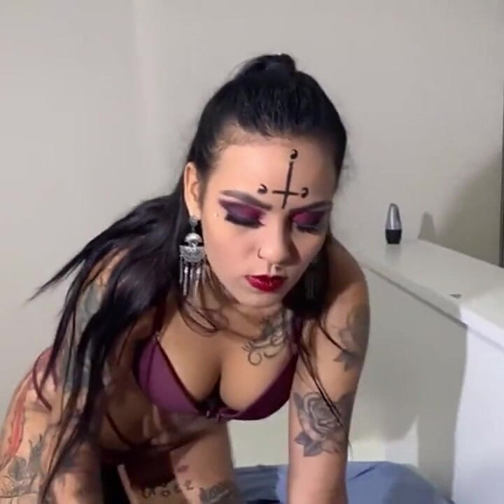 매력적인 문신 10대가 영재와 섹스하다