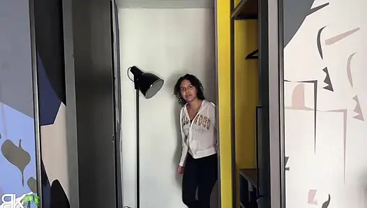 Услужливая домработница и возбужденный гость - Alix Avery