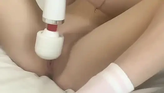 Die kleine Nicole liebt es, mit einem spielzeug zu ficken. eine Auswahl an Masturbation einer süßen muschi